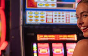 jellievo APP ဖုန်းတွင် ပြသနေသော Sportsbook နှင့် Live Casino interface